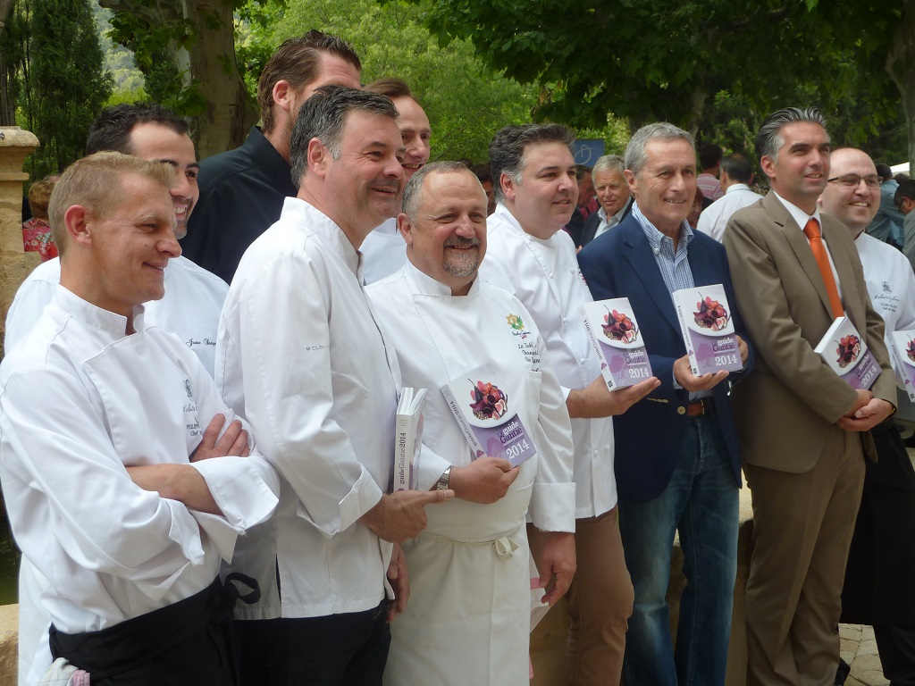 Quelques uns des chefs qui ont officié au cours de la réception à l'invitation de Jacques Gantié (au centre en veste bleue) entouré par Mathias Dandine, l'hôte du jour, et du directeur des Lodges Sainte-Victoire, Raphael Bortolozzi (Photo M.E.)