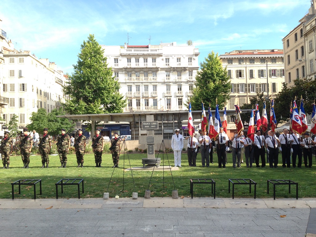 Commémoration du 18 juin sur la place du Général-de-Gaulle à Marseille (Photo H.S.)