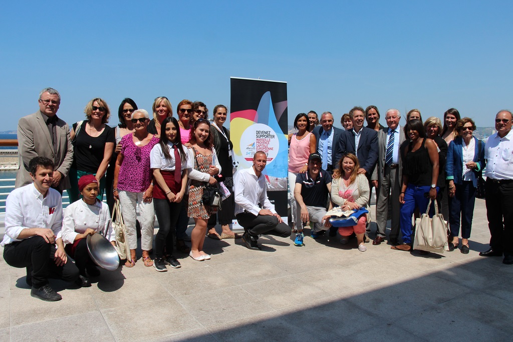 L'équipe de La Marseillaise des femmes, du restaurant Vapiano, élus réunis sur la promenade panoramique des Terrasses du Port (Photo Philippe Maillé)