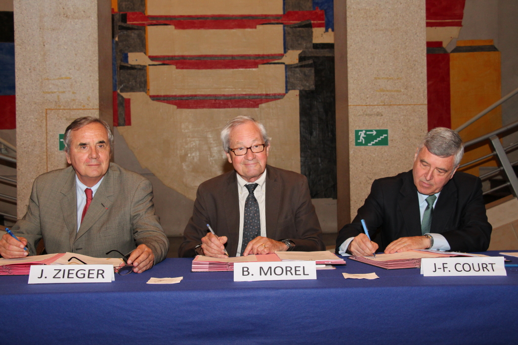 Signature officielle de la convention de gestion du dispositif régional Paca Emergence entre Bernard Morel, vice-président de la Région, Jean Zieger, président Paca Emergence, Jean-François Court, président de Viveris management (Photo Philippe Maillé)