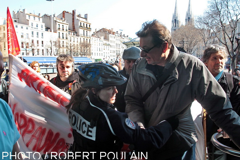 Manifestation des intermittents du spectacle le 12 mars 2014 devant la mairie des 1/7