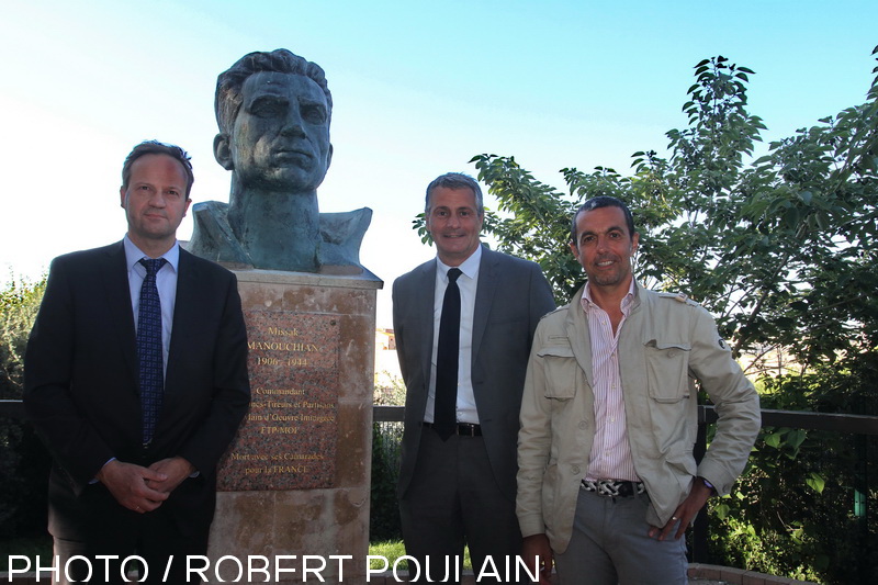 Le député Jean-Marc Germain, Christophe Masse et Pascal Chamassian devant le buste de Missak Manouchian à Marseille