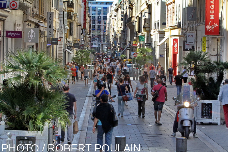 Rue Saint-Ferréol dans l'hyper-centre de Marseille