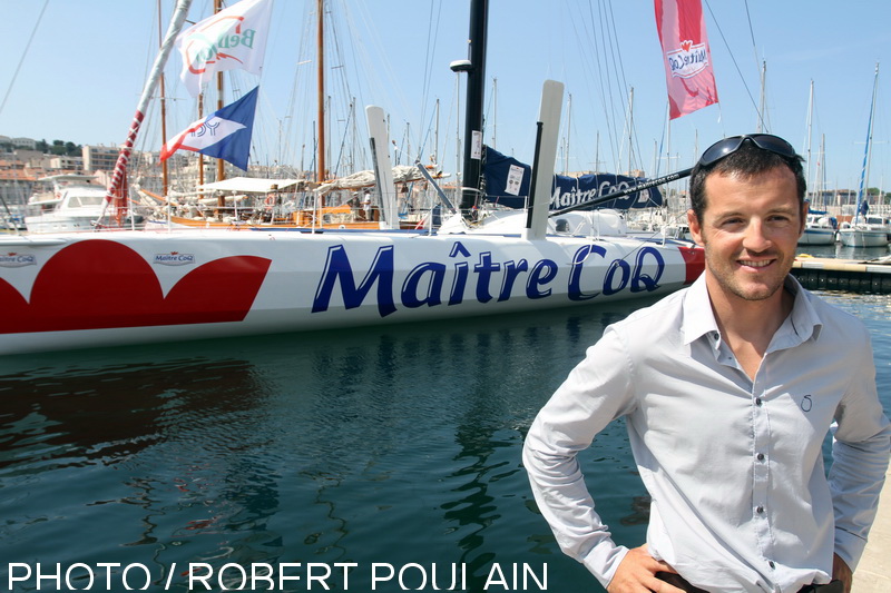 C'est à bord du 60 pieds Imoca Maître Coq -skippé par Jérémie Beyou (qui a remporté la solitaire du Figaro)-amarré dans le Vieux-Port de Marseille face à l'Hôtel de Ville que Christopher Pratt commence ses entraînements dans la la rade de Marseille