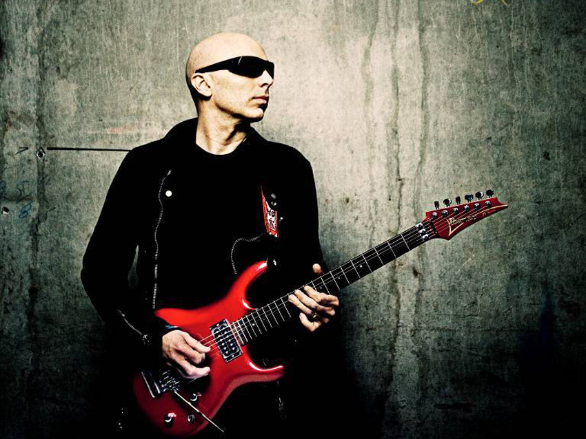 Le « Guitar Hero » Joe Satriani sur la scène de Longchamp le 26 juillet (Photo D.R.)