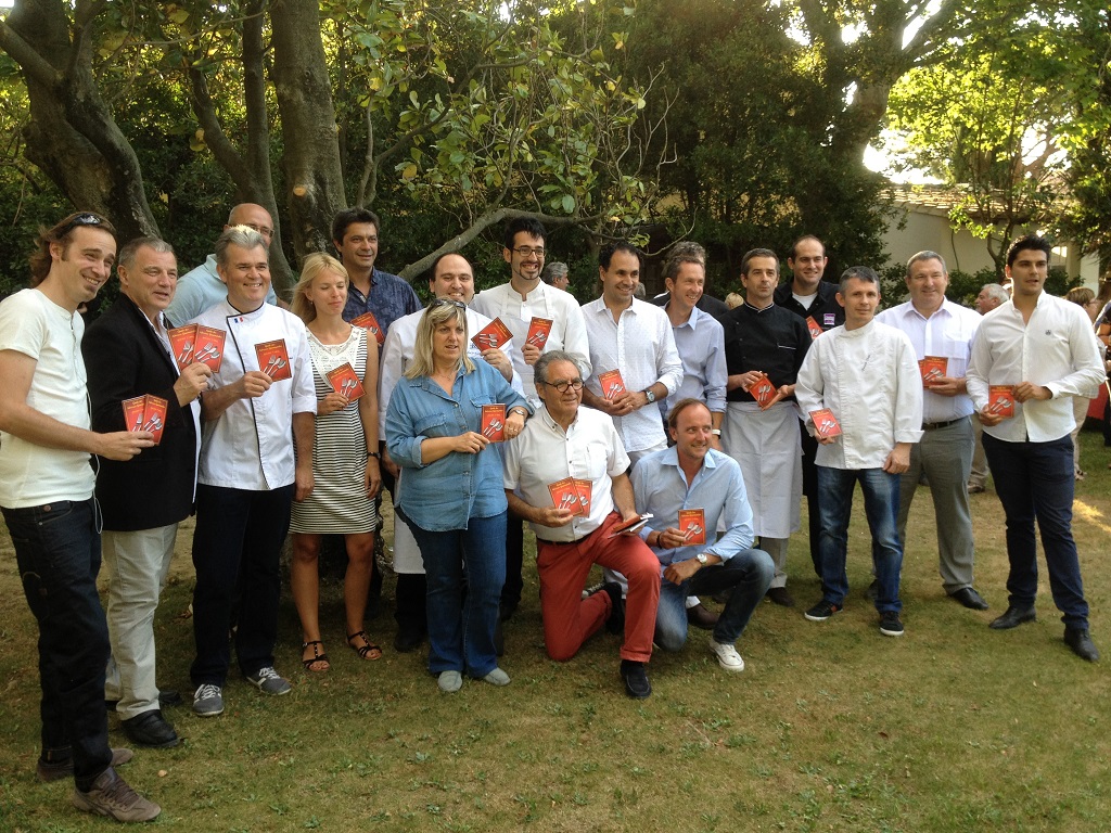 Christian Kuchenbrod (au centre en pantalon rouge) lors du lancement de son guide des adresses "Gourmandes" (Photo M.E.)