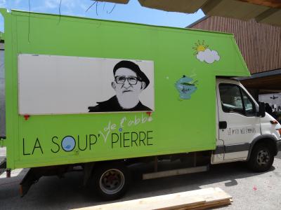 Le camion d'Emmaüs qui est installé sur le haut de la Canebière pour distribuer des repas au SDF (Photo Emmaüs)