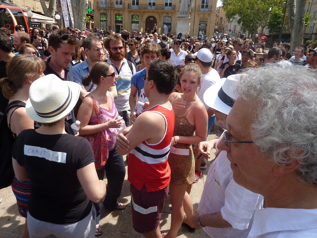 En haut du cours Mirabeau, sous l'oeil bienveillant de Bernard Foccroulle (à dr.) et avec la bénédiction marmoréenne du bon Roy René, les choriste de l'English Voices ont chanté en espérant être de la fête en juillet. (Photo M.E)