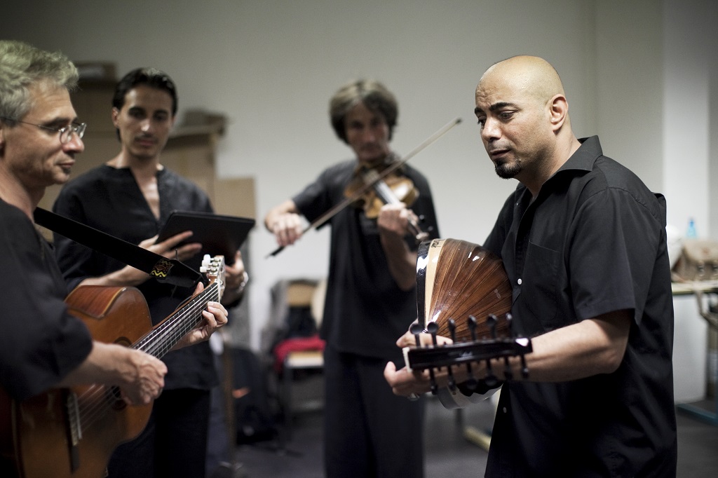 Moneim Adwan (ici à l’Oud) dirige le chœur Ibn Zaydoun vendredi à la Cité de la musique à Marseille (Photo Vincent Baume)