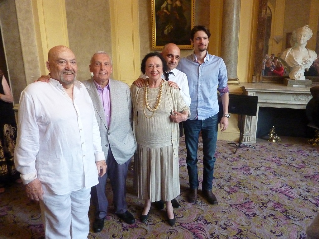 Mardi soir, en réunissant Alain Fondary (à g.), le grand baryton âgé de 80 printemps et Julien Dran (à dr.), le jeune ténor (31 ans) pour le duo « Au fond du temple saint » des « Pêcheurs de perles » de Bizet et en invitant Françoise Garner à chanter un air de « Tosca », accompagnés par Dominique Trottein au piano, Raymond Duffaut a fait parler l’amitié, mais a aussi affirmé sa volonté d’être un passeur entre les générations d’artistes lyrique. Et c’est vrai qu’au cours de sa carrière, il n’a eut de cesse de faire confiance aux jeunes en les associant avec des aînés talentueux au sein de productions dont certaines sont restées dans les esprits (Photo M.E.)