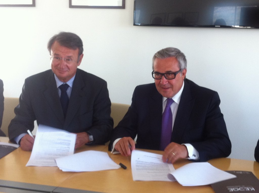 Alain Lacroix et François Pierson signent une convention de Mécénat en vue de la Création de la Chaire de recherche et d’enseignement : « Bien-Être et Travail » (Photo D.R.)