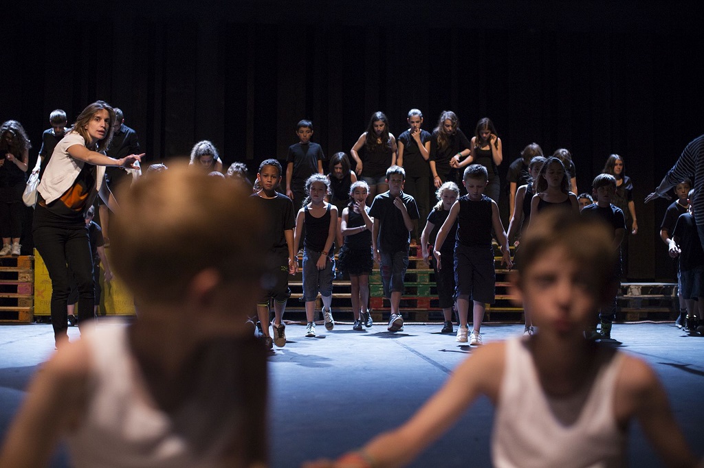 Au cours d'une répétition de la joyeuse troupe d'écoliers et de collégiens qui a donné deux représentations de l'ouvrage de Benjamin Britten au Camp des Milles (Photo Patrick Gherdoussi)