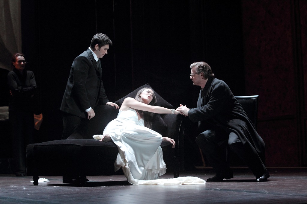 Entourée d'Alfredo (Teodor ILincai) et de Germont (Jean-François Lapointe), Violetta (Zuzana Markova) vit ses derniers instants... (Photo Christian Dresse)