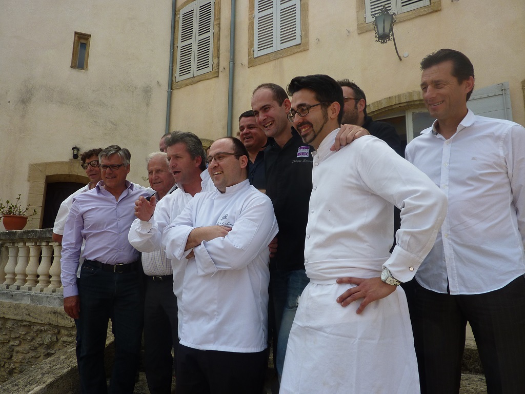 Sur les marches du Château de Vaudieu, (de g. à dr.) Patrick Cubaynes, Manu Amoros, Michel Hidalgo, Edouard Loubet, Julien Allano, Laurent Bréchet, Philippe Zemmour, Edward Cristaudo et Jean-Philippe Durand (Photo M.E.)