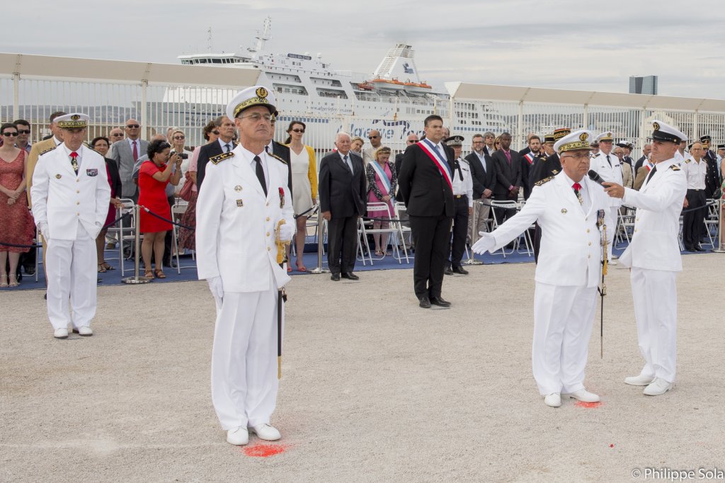 le vice-amiral d’escadre Yves Joly a investi le vice-amiral Charles-Henri Garié (Photo BMPM-PM Philippe Sola)