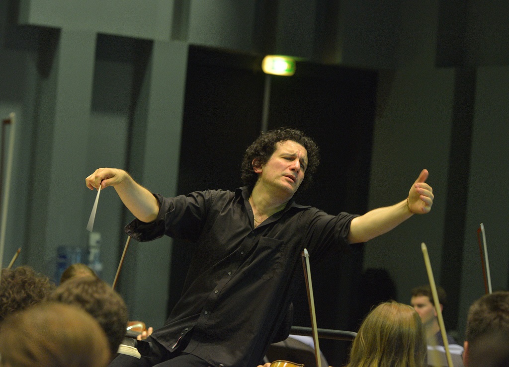 Pour le moins expressif, Alain Altinoglu, en répétition à la tête de l’Orchestre des Jeunes de la Méditerranée (Photo Jean-Claude Carbonne)