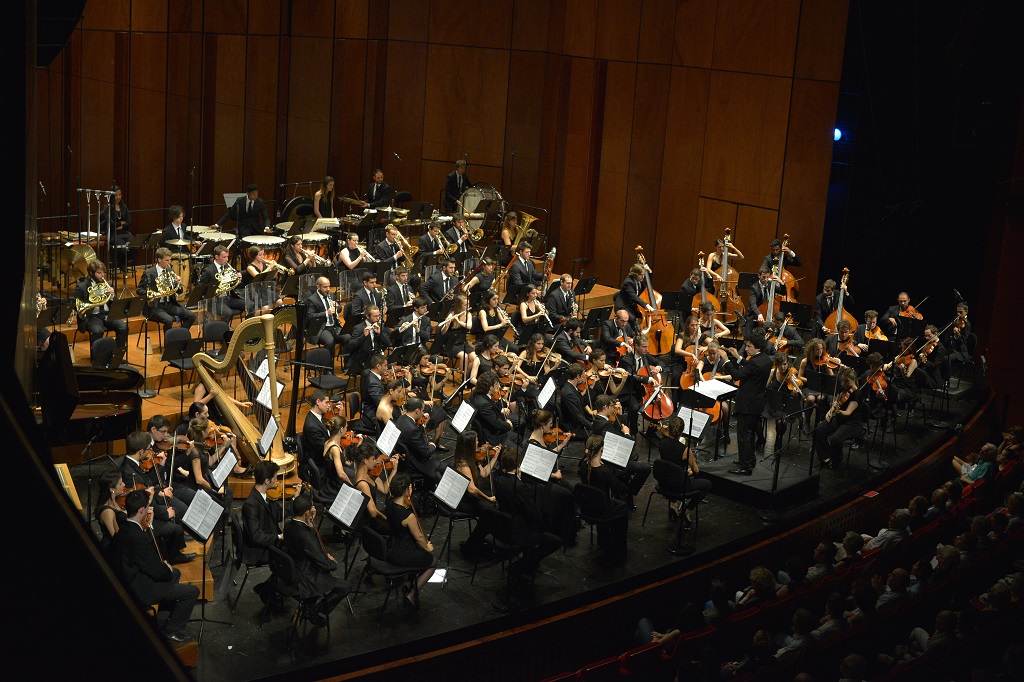 Un Orchestre des Jeunes de la Méditerranée éblouissant sous la baguette sautillante d'Alain Altinoglu (Photo Jean-Claude Carbonne)