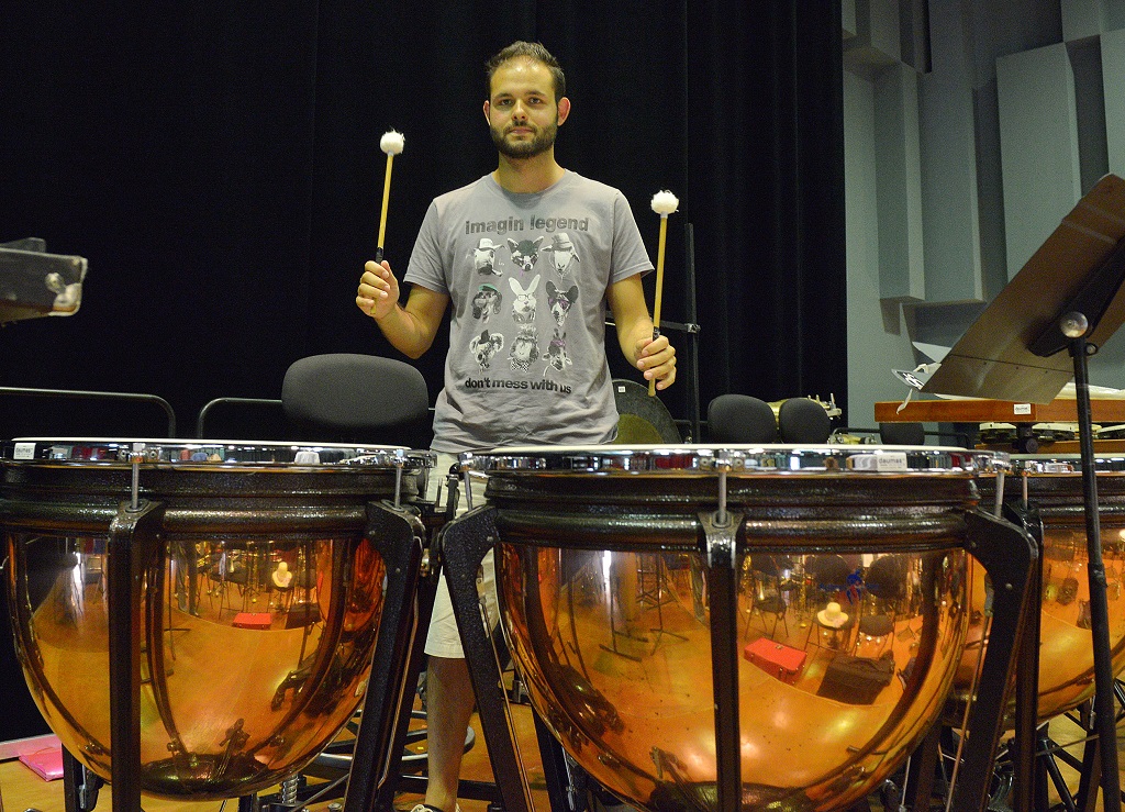 Derrière ses tymbales, Francisco Escalante Vargas aimerait que son avenir lui permette de continuer à pratiquer la musique (Photo Jean-Claude Carbonne)