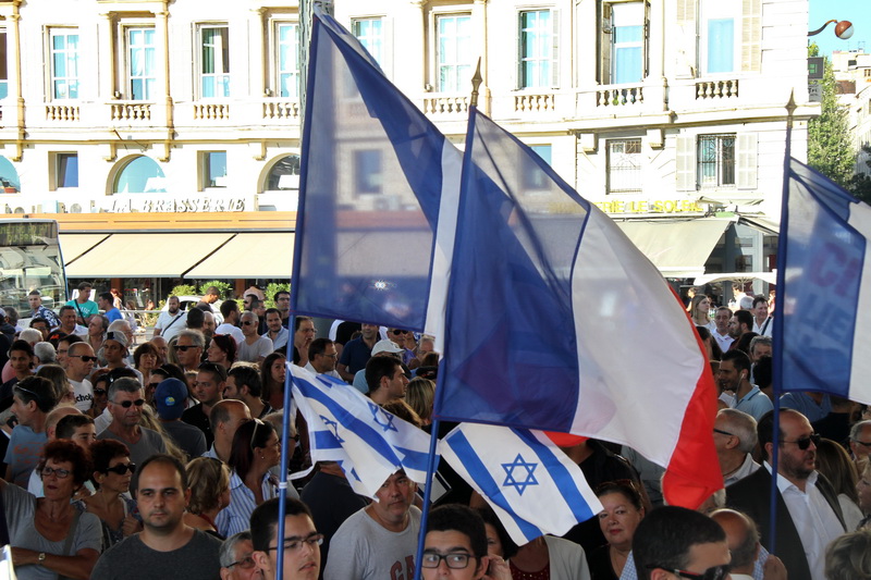 Plusieurs milliers de personnes étaient rassemblés sous l'ombrière du Vieux-Port en soutien à Israël (Photo Robert Poulain)