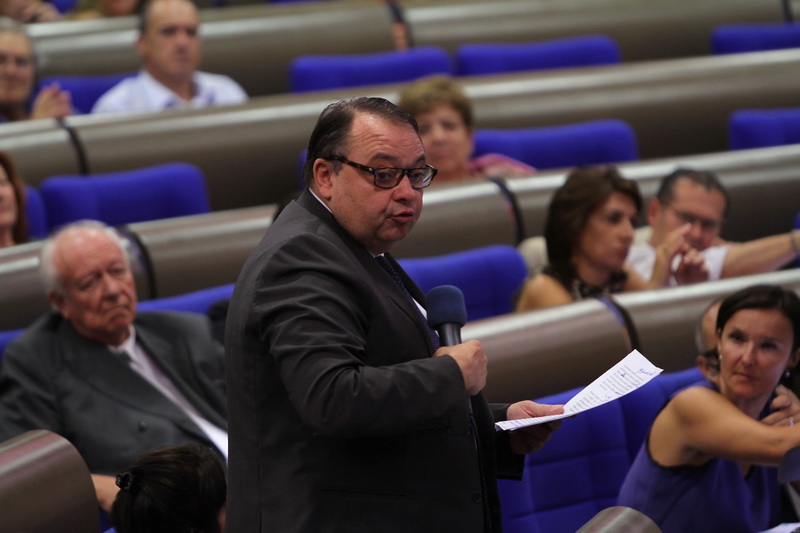 Le retour dans l'hémicycle du socialiste Patrick Mennucci (Photo Robert Poulain)