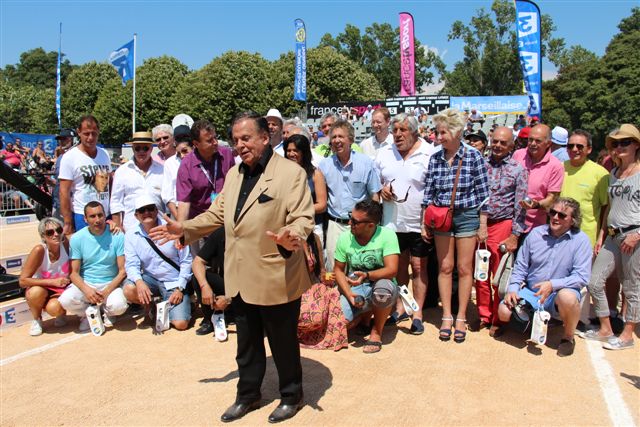 Michel Montana, président du Mondial lors de l'édition 2013 entouré de tous les participants au Trophée des artistes qui a lieu le dimanche après-midi (Photo Philippe Maillé)