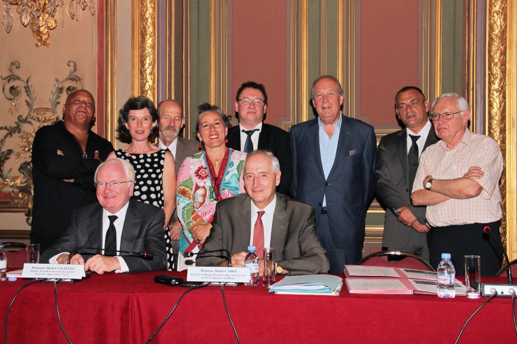 Michel Vauzelle, président de la région Paca et le préfet de région Michel Cadot entourés des signataires de la Charte (Photo Philippe Maillé)