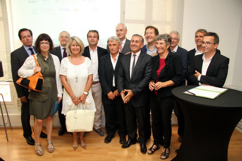 L'ensemble des signataires de la convention pour « l’industrie moteur de la métropole Aix-Marseille-Provence » (Photo Robert Poulain)