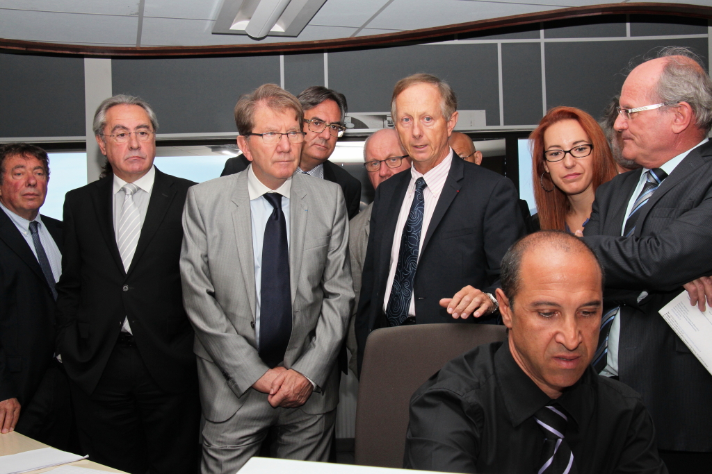 Première visite du président de MPM, Guy teissier, au Centre de supervision des résaux de la RTM (Photo Philippe Maillé)