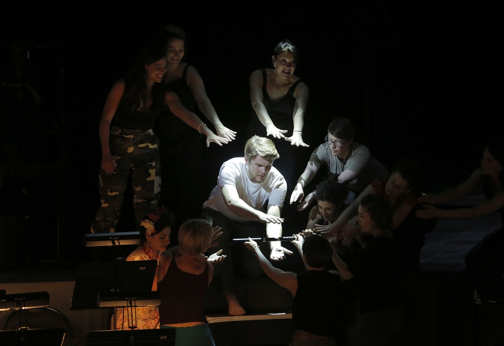 Au centre du plateau, Stanislas de Barbeyrac répète sous les ordres de Simon McBurney (Photo Festival d'Aix-en-Provence)