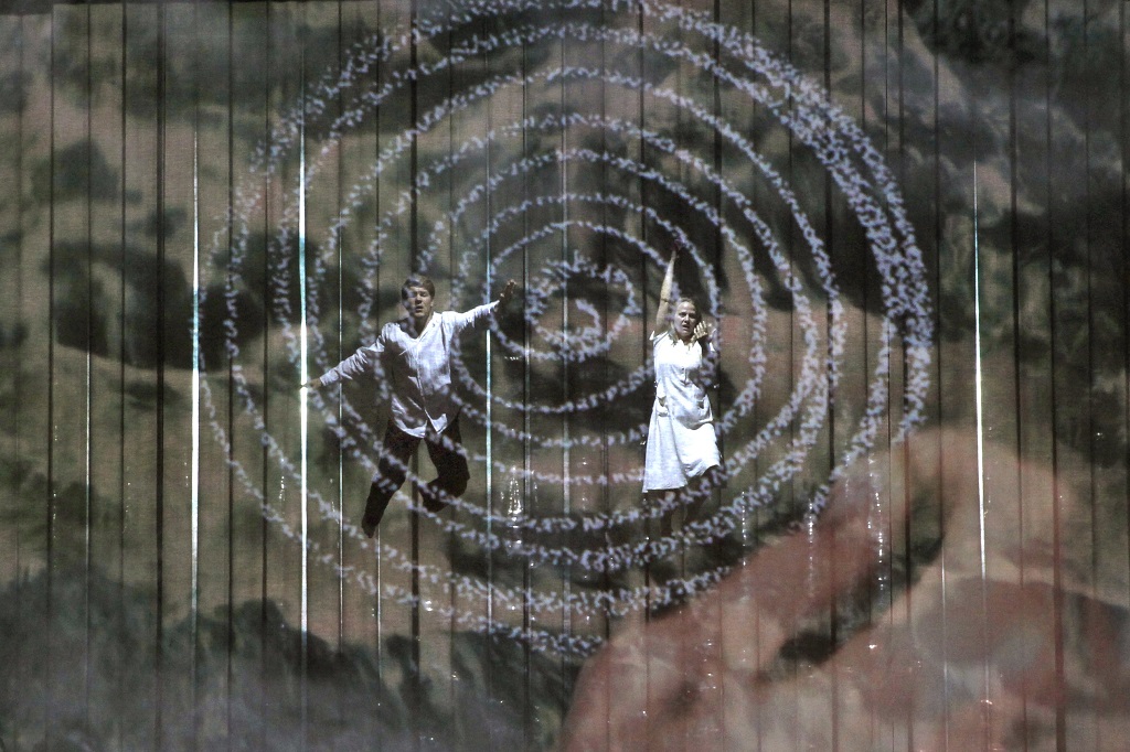 L’épreuve de l’eau pour Tamino et Pamina, l’un des tableaux magiques inventés par Simon McBurney pour cette production de « La Flûte enchantée » qui fera date (Photo Pascal Victor)