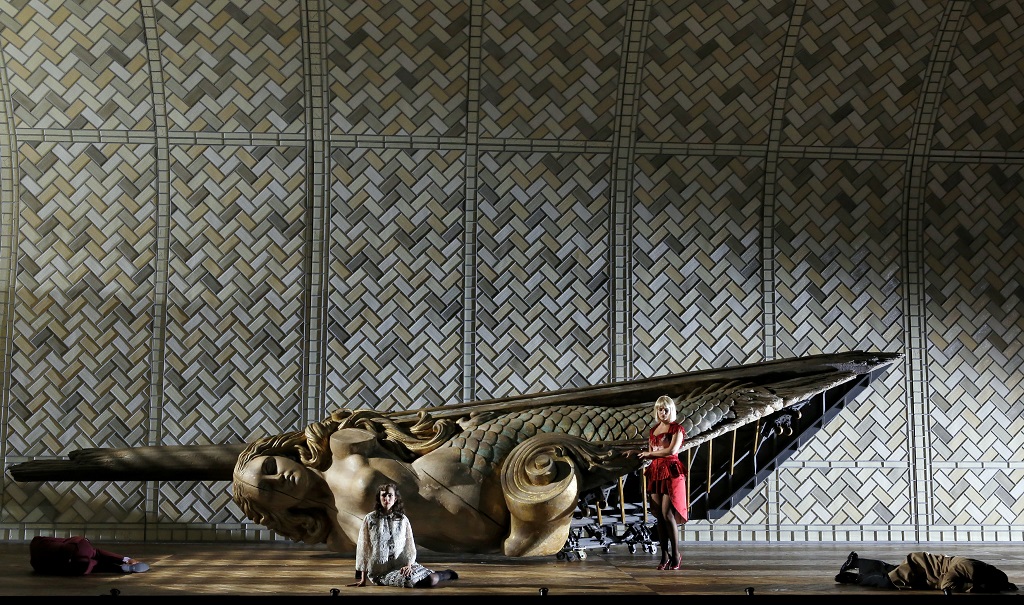 Zaida (Cecelia Hall) et Fiorilla (Olga Peretyatko), face à face de deux rivales qui se disputent le cœur du beau Selim, le Turc, venu chasser la gueuse en Italie (Photo Patrick Berger)