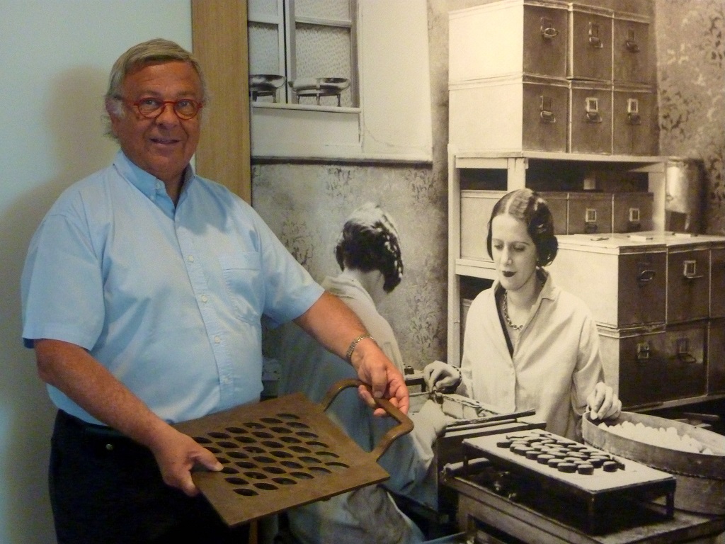 Maurice Farine au cœur de l’espace muséal de la nouvelle usine de la confiserie du Roy René (Photo M.E.)