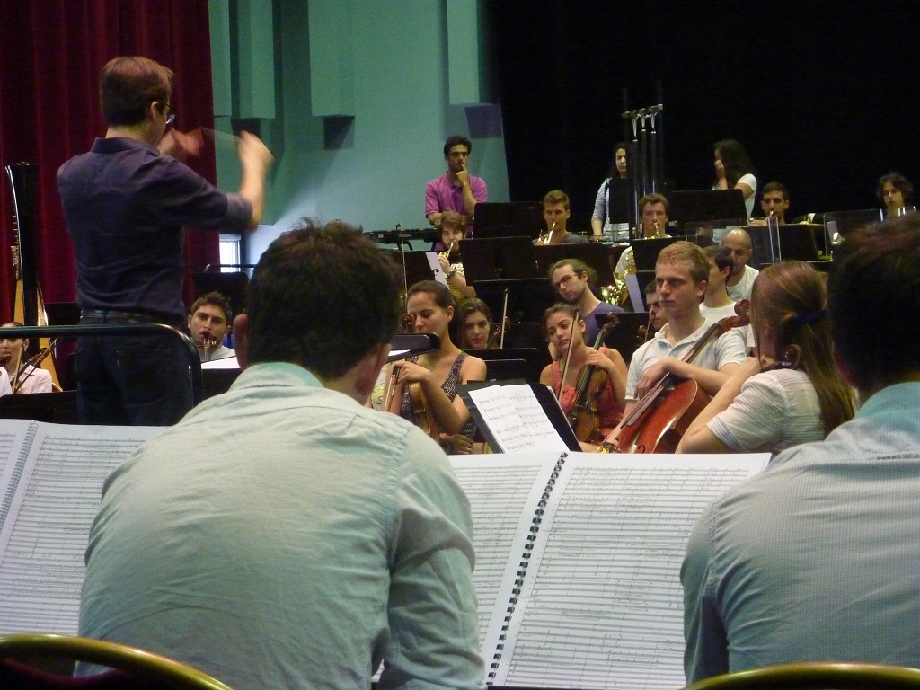 L’Orchestre des Jeunes de la Méditerranée au travail sous la baguette de Quentin Hindley (Photo M.E.)