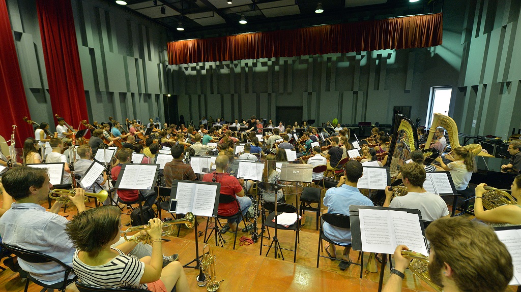 C’est une masse orchestrale importante qui a travaillé la musique de Ravel sous les ordres d’Alain Altinoglu (Photo Jean-Claude Carbonne)