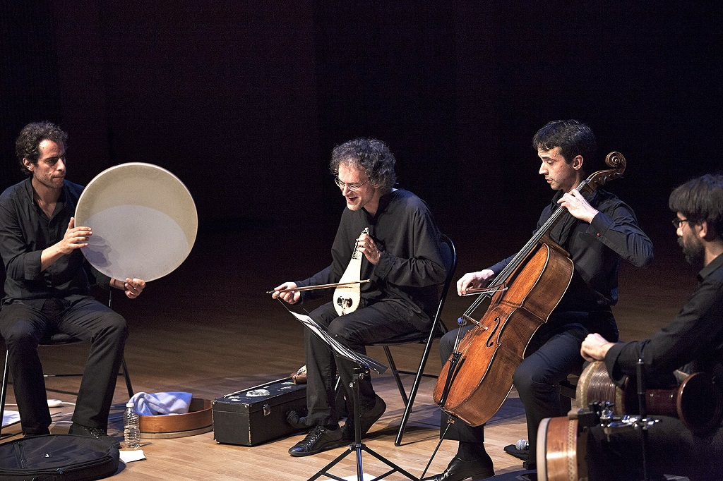 Bijan Chemirani, Socratis Sinopoulos, Jean-Guihen Queyras, Keyvan Chemirani sur la scène de l’auditorium du conservatoire pour une prestation inoubliable (Photo Vincent Baume)