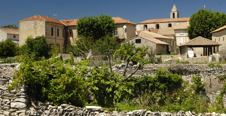 Tous les charmes de Tavel, village provençal, se dévoilent le 19 juillet avec la 2e édition de "Couleur Tavel". Et les vins seront à déguster avec modération (Photo D.R.)