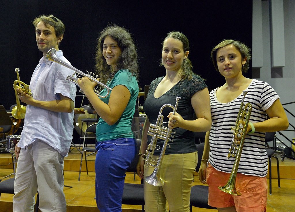 Trois jeunes femmes pour un homme : au pupitre trompette de l’Orchestre des Jeunes de la Méditerranée, la parité n’est pas respectée ! (Photo Jean-Claude Carbonne)