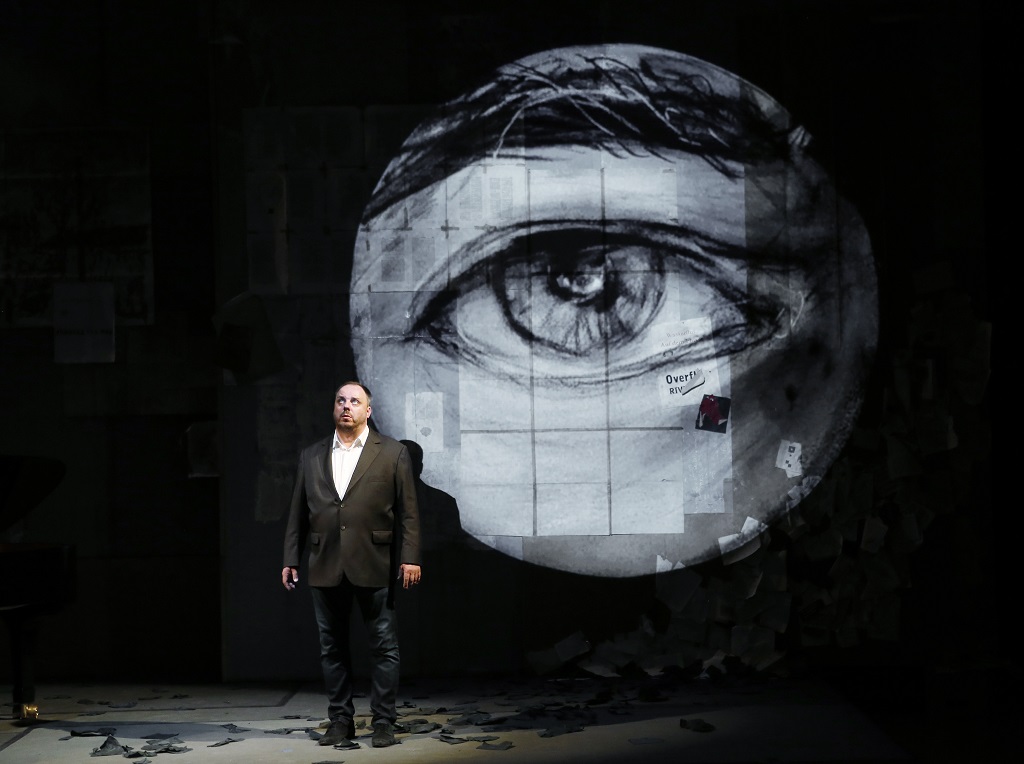 L'oeil était sur le mur et regardait Matthias. Les oreilles, elles, étaient dans la salle (Photo Patrick Berger)