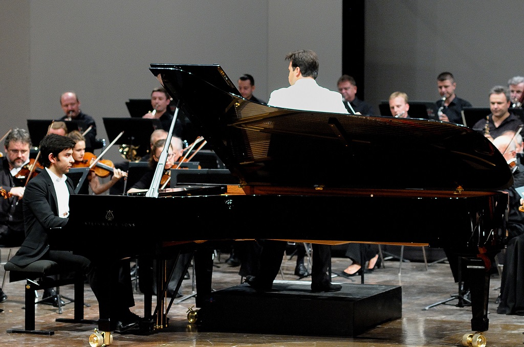 Behzod Abduraimov et Robert Trevino à la tête du Sinfonia Varsovia ont donné un Concerto N° 1 pour piano et orchestre de TchaÏkovsky qui fera date (Photo Florian Burger)