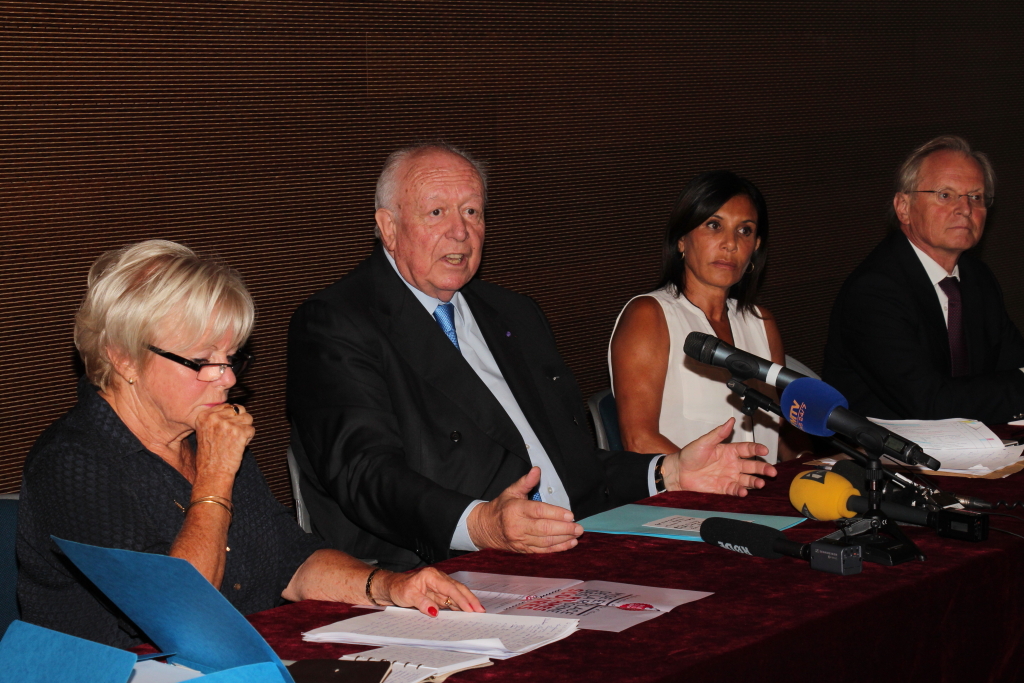 Jean-Claude Gaudin, le sénateur-maire de Marseille, Danièle Casanova, adjointe au maire en charge de l’Éducation et Nora Preziosi, déléguée à l'Action familiale et aux Droits des femmes ont présenté ce lundi l'articulation des rythmes scolaires pour cette rentrée 2014 (Photo Philippe Maillé)