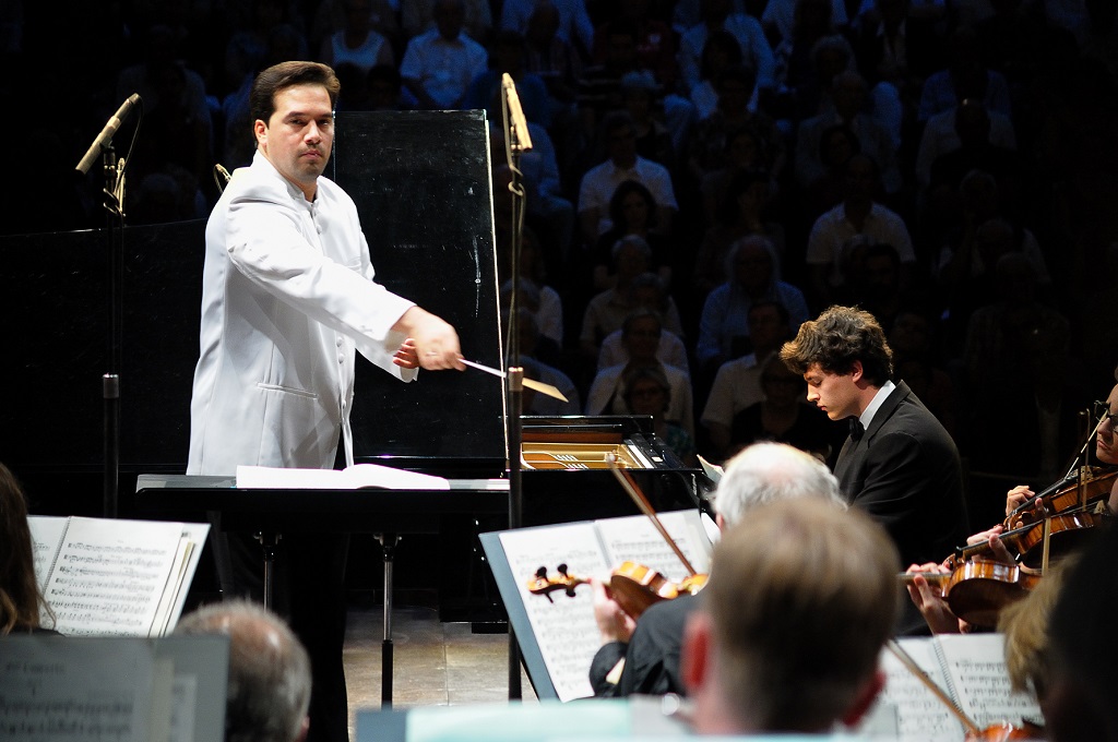 Sous la direction de Robert Trevino, le pianiste Rémi Geniet a joué de manière exceptionnelle le 3e Concerto de Rachmaninov (Photo Florian Burger)