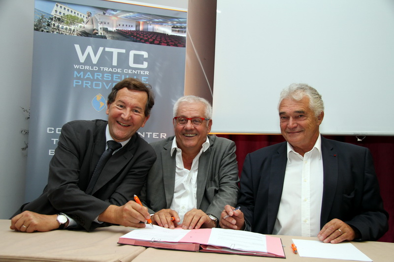 Jacques Pfister, président de la CCI Marseille Provence, Paul Chaffard, président du World Trade Center, ont signé avec Marc Pietri, le PDG du groupe Constructa, un bail de 15 ans pour la location des deux derniers étages de la Tour La Marseillaise (Photo Robert Poulain)