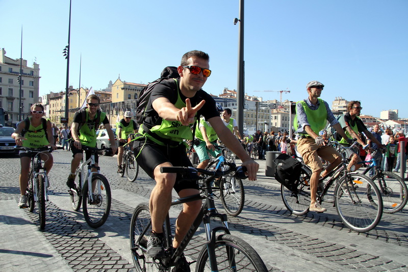 Les chercheurs marseillais sont partis du Vieux-Port, ce samedi 27 septembre, pour rejoindre, à bicyclette, Aix-en-Provence, première étape avant Paris (Photo Robert Poulain)