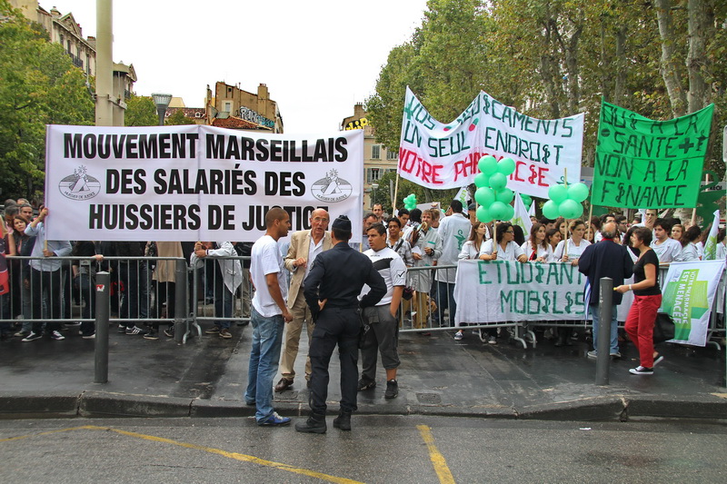 Huissiers et pharmaciens dans la rue (Photo Robert Poulain)