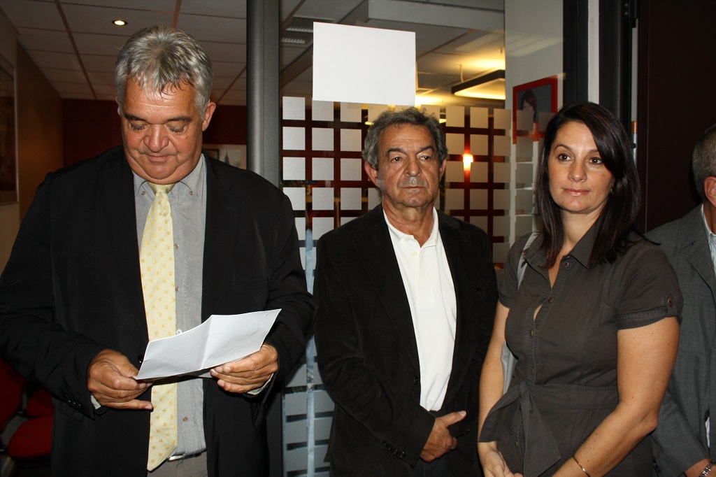 Lionel de Cubber avec à ses côtés le mari et la fille de Simone Di Nicola (Photo Philippe Maillé)