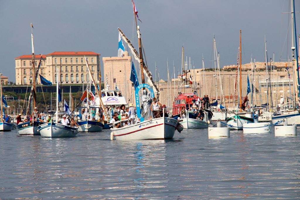 La statue de la Vierge est arrivée au Vieux-Port sur la "Bonne mère" accompagnée par une trentaine de voiles latines (Photo Philippe Maillé)