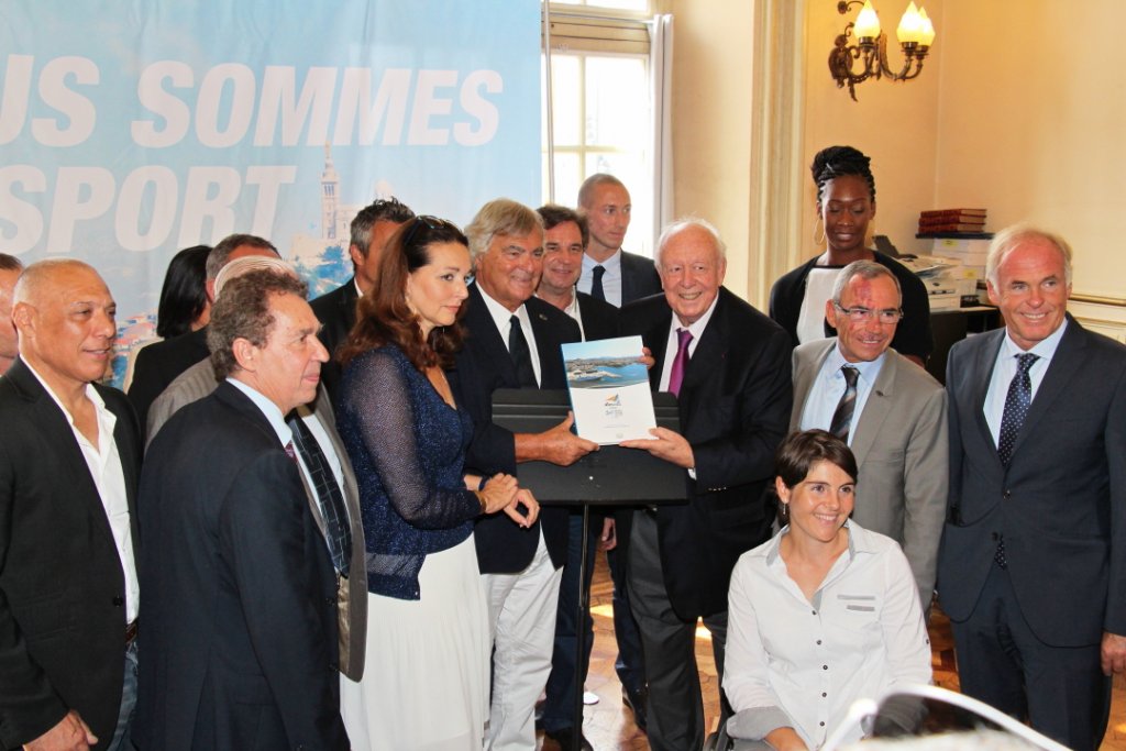 Le maire de Marseille,Jean-Claude Gaudin, remet en main propre le dossier de candidature pour le label de Capitale Européenne du sport en 2017 à Francesco Lupattelli, président fondateur de l’Association des Capitales européennes du sport (ACES) Europe (Photo Philippe Maillé)