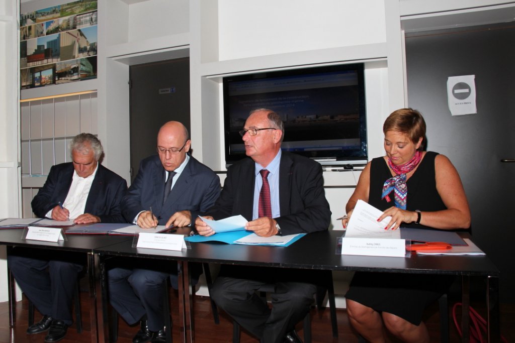 Signature d'une convention pour la construction de la première centrale de production thermo-frigorifique marine en France (Photo Philippe Maillé)