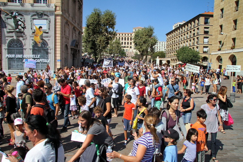 manifestation des parents d'élèves devant la mairie (Photo Robert Poulain))