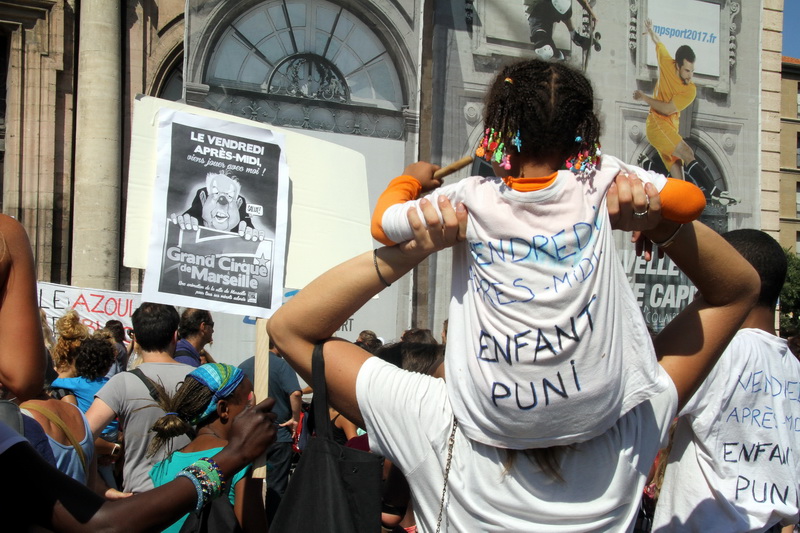 Parents et enfants ont manifesté ce vendredi devant la mairie de Marseille (Photo Robert Poulain)